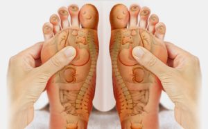 Une praticienne de la réflexologie plantaire effectue un massage apaisant