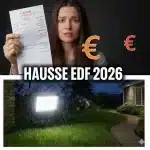Femme inquiète tenant une facture d'électricité EDF face à la hausse des prix 2026, avec un projecteur solaire LED puissant éclairant un jardin de maison en arrière-plan.