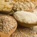 Trois bols de superaliments : sarrasin, avoine, quinoa - des choix judicieux pour une glycémie équilibrée.